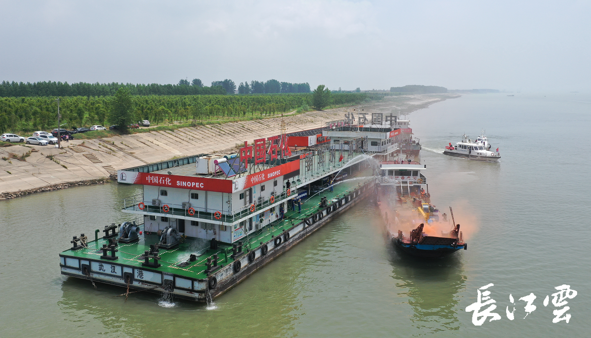 不让一滴油流入长江荆州开展水上加油站安全演练