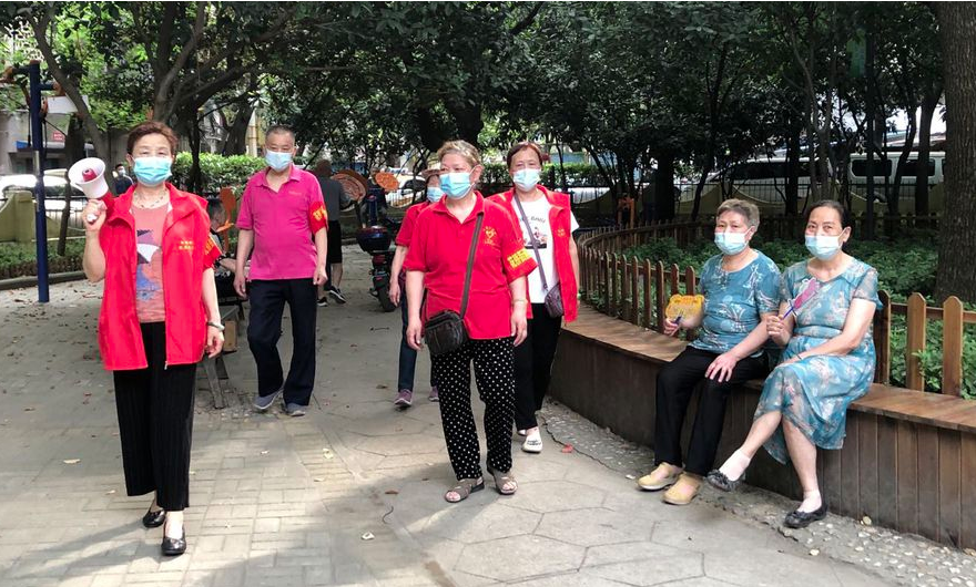 2010年8月,在社区的引导下,施琴芳等一批老党员成