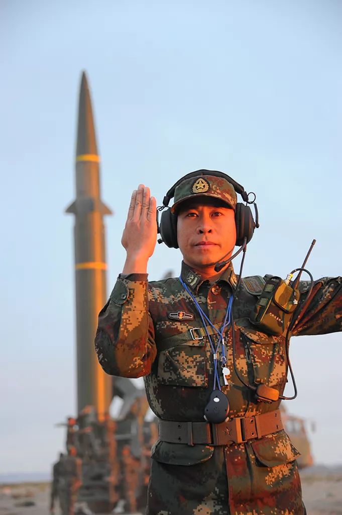 2012年,他成为导弹发射士官指挥长由战士担任的发射一号手2000年