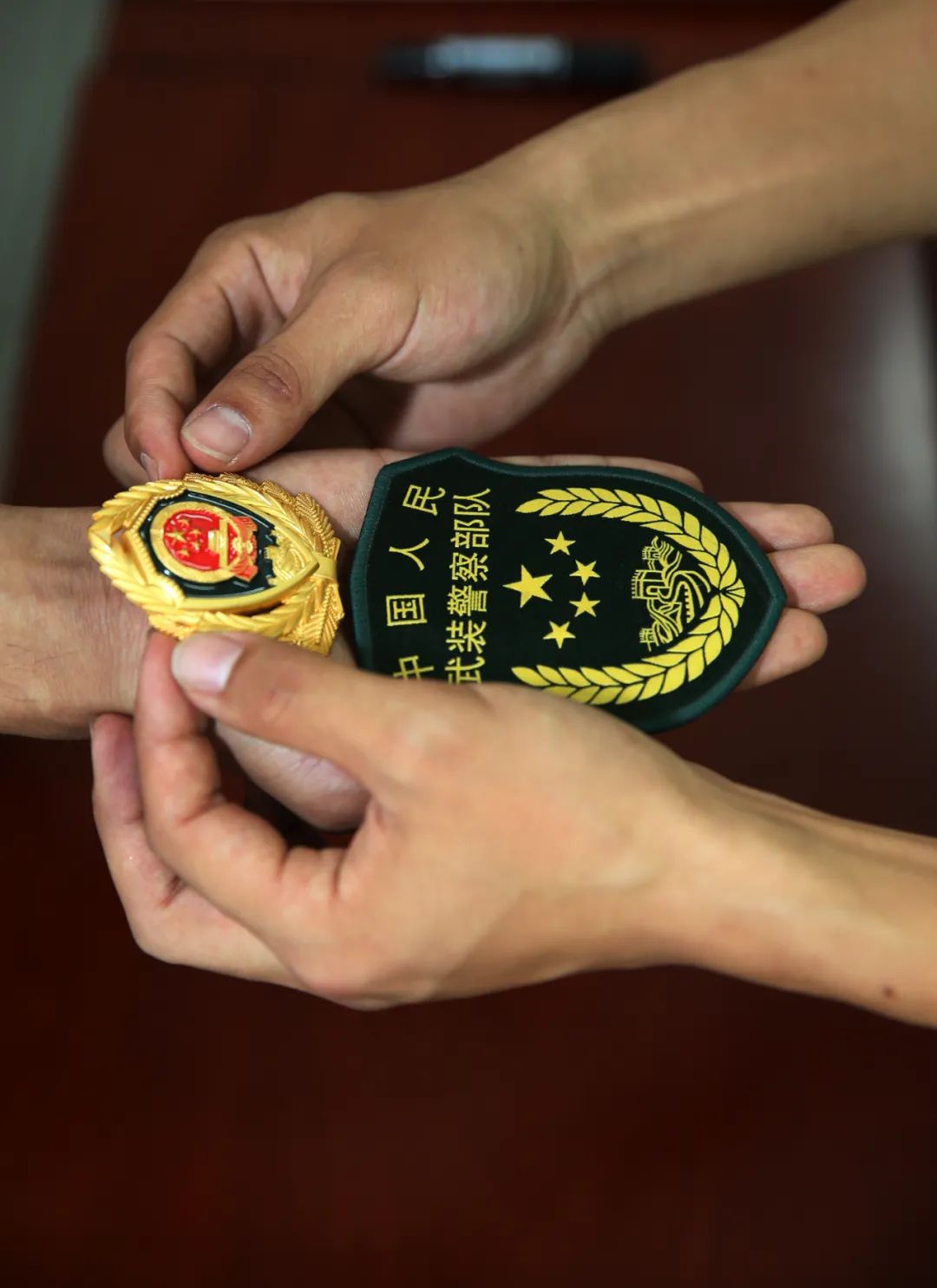 十万武警官兵保卫着13亿中国人的和平安宁头顶的警徽闪闪发亮养兵千日