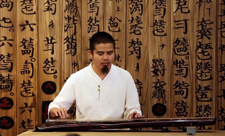 阮延俊在工作室南天坊弹古琴.