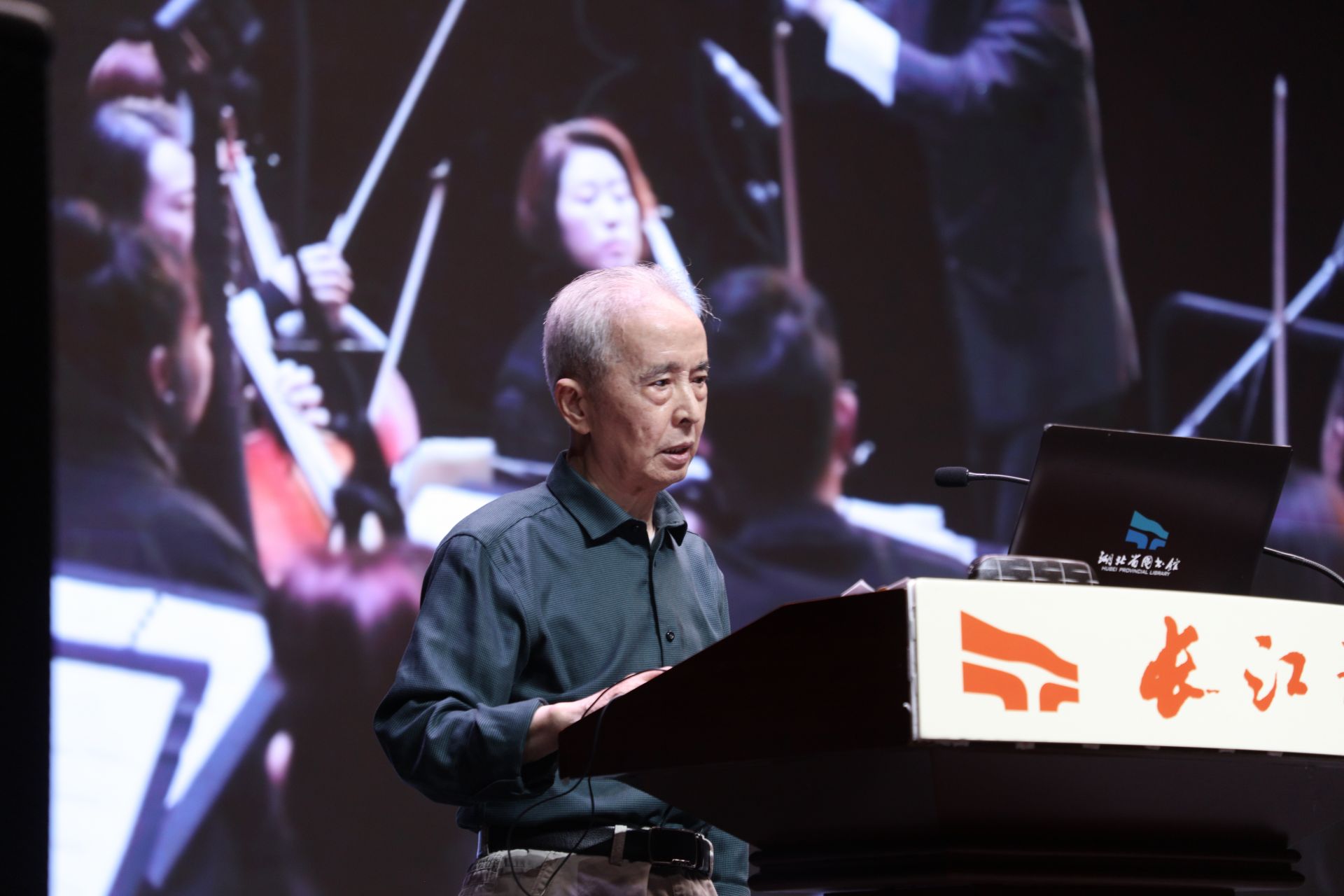 王秀峰,著名指挥家,原湖北省歌剧团团长.