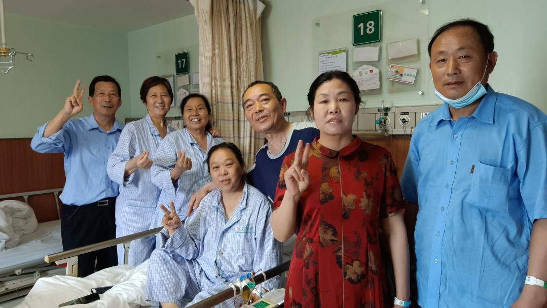 四位病友和家属在医院病房里的合影收到这封联名感谢信,24楼全体医护