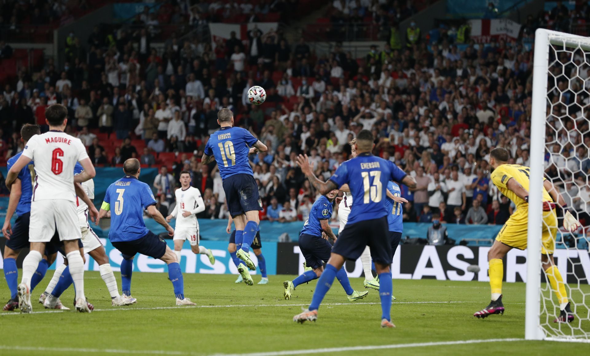 若日尼奥的点球也被皮克福德没收,最后出场的萨卡也罚丢点球,意大利队