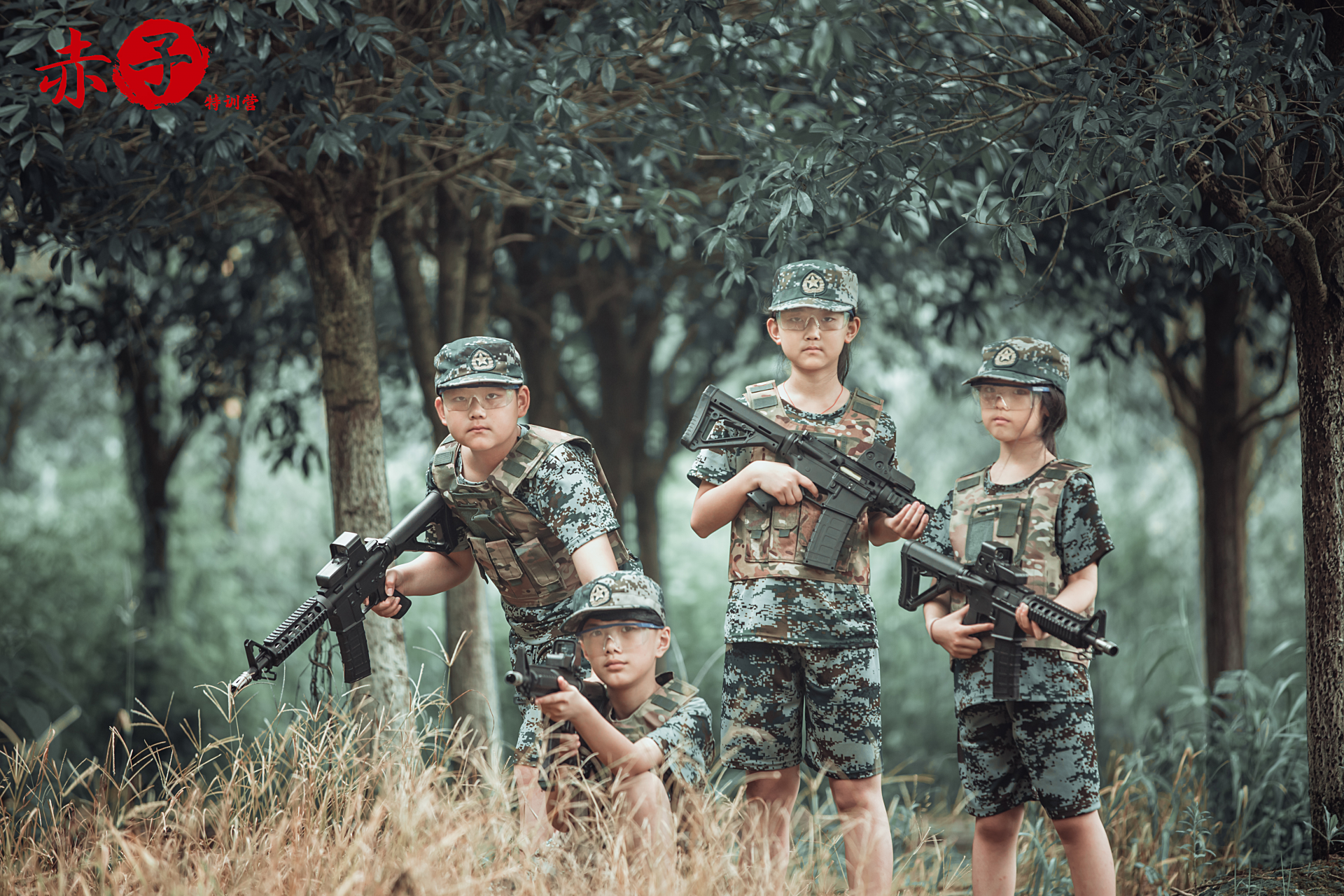 真人cs是孩子们最期待的活动每一位赤子小兵都有一个"扛枪梦"篝火晚会