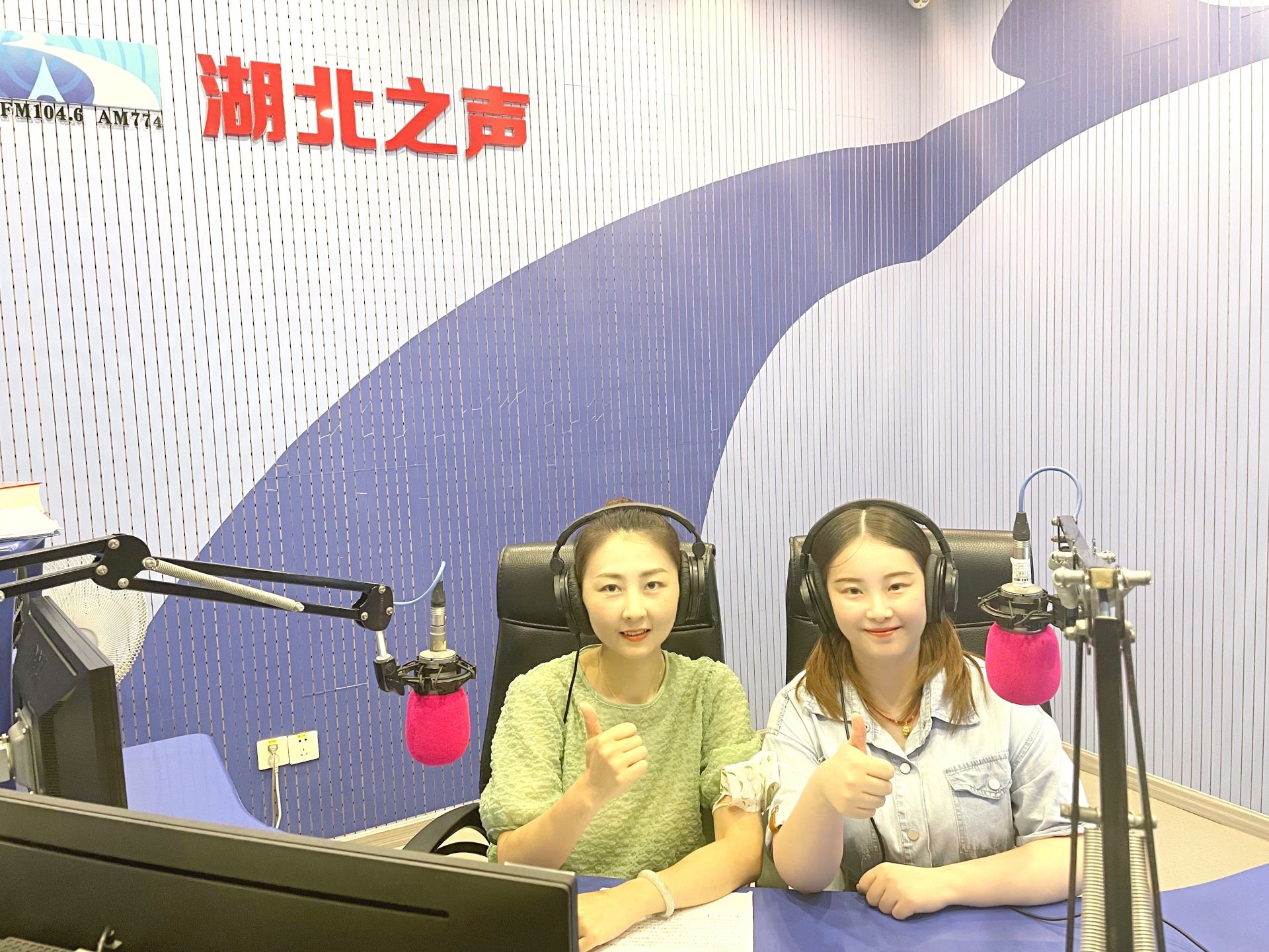 湖北之声主持人林月(左) 易爽(右)●姓名:易爽  ●年龄:24岁●单位