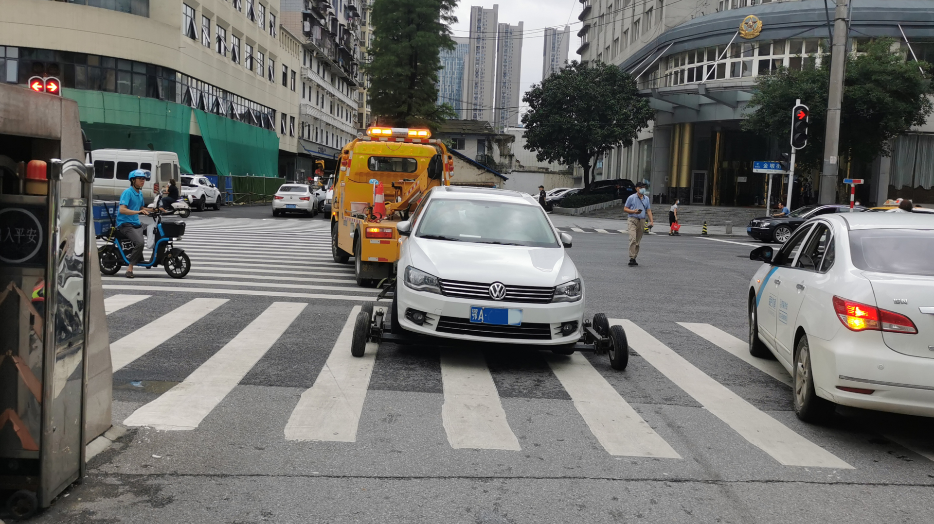 陳星辰趕緊呼叫正在漢口火車站區域巡邏的拖車,立即將違停的白色轎車