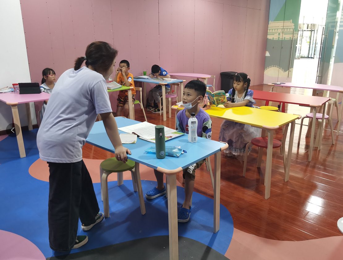 华中金融城服务业集聚区开办首家楼宇托管班解决看护难题