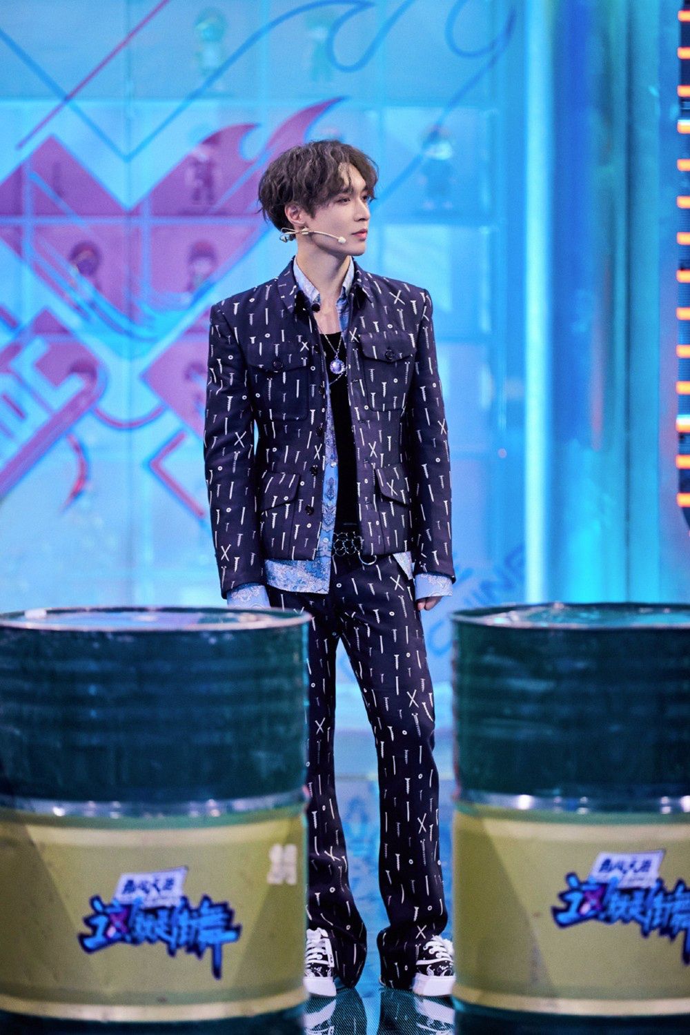 节目中,张艺兴与外国舞者们以"舞"会友,并将中国传统礼仪——抱拳礼教