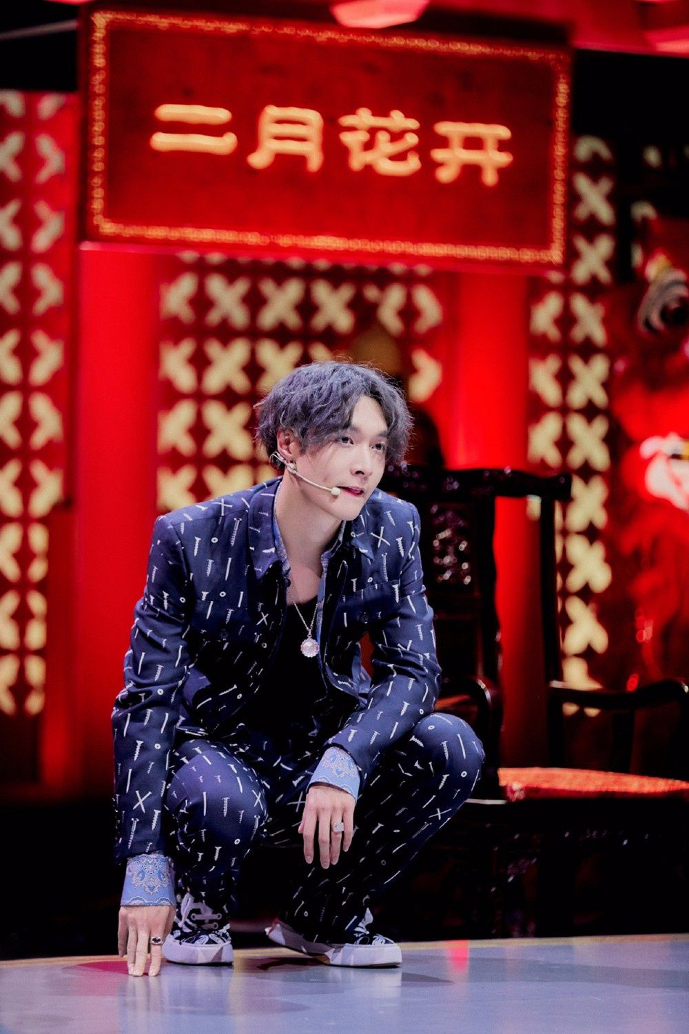 节目中,张艺兴与外国舞者们以"舞"会友,并将中国传统礼仪——抱拳礼教