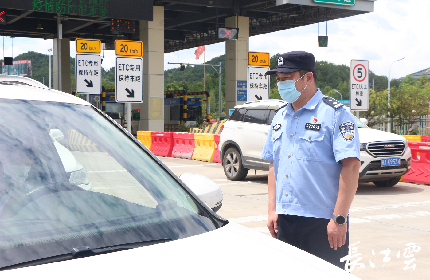 高速路口劝返回汉无情劝离背后是深情