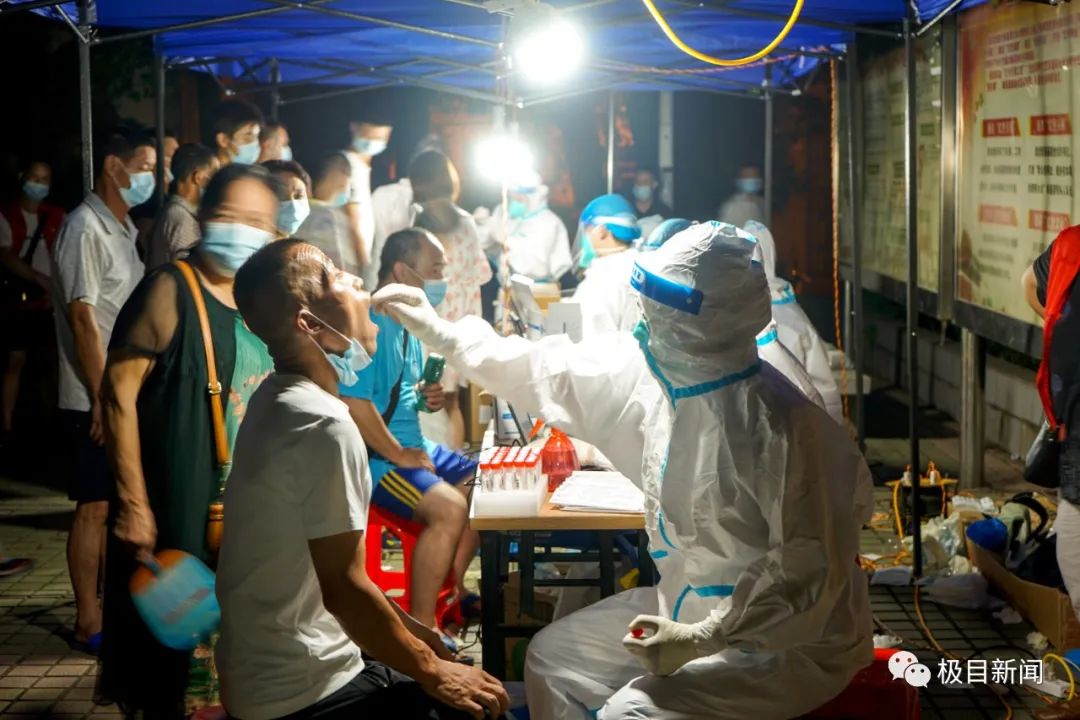 经过一夜奋战,3日早上8点,沌口街全员核酸采样共计采样,送检76797人份