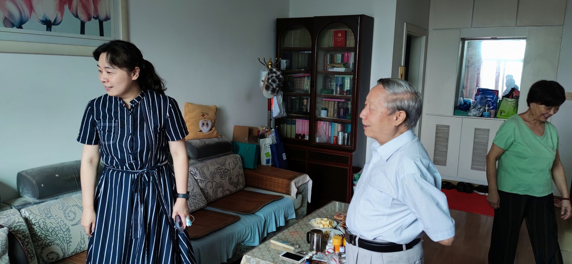 黄冈市经信局党组书记刘婷看望慰问机关离退休干部