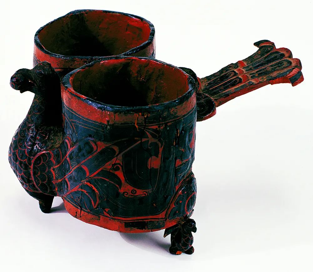 双连杯彩绘凤鸟双联杯是先秦时期楚国新婚夫妇行"合卺之礼"所用的酒杯