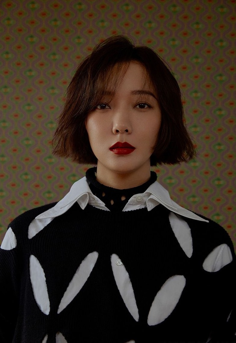 甜酷王珞丹封面大片上线利落短发演绎复古摩登
