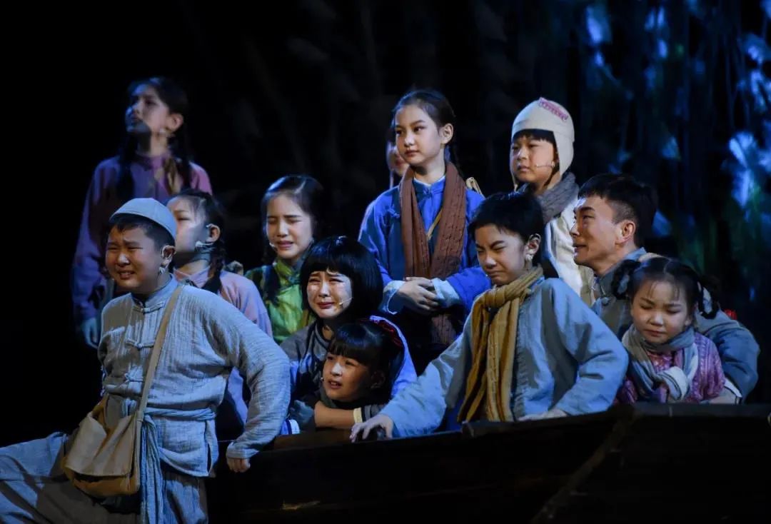 红色题材儿童剧《孩子剧团》首演,九旬老团员和小团员共唱抗日歌曲