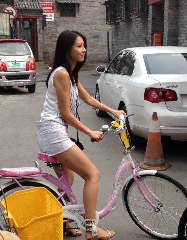 高圆圆骑自行车旧照长发飘逸满满的青春气息