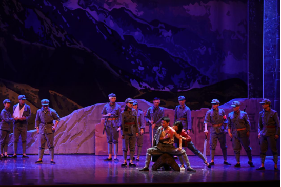 《三女跳崖》以第五次反"围剿"失败后,发生在安福武功山地区的一个