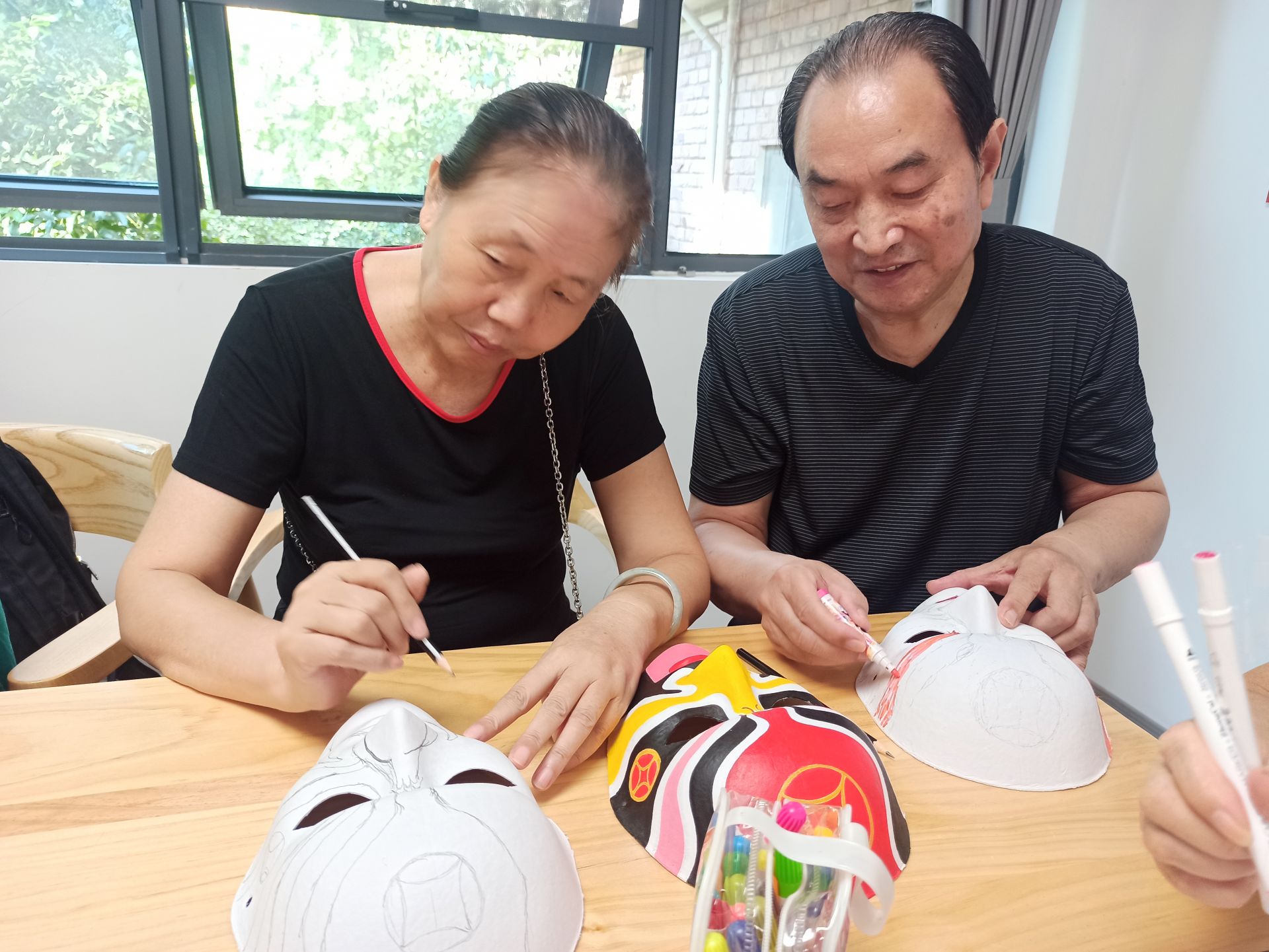 活动现场,志愿者老师讲解了京剧脸谱的特点,并向大家现场传授了绘画