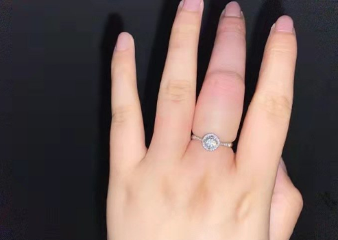 戒指卡住后,他们尝试用油,洗洁精等方法,但都没有什么用,中指还严重