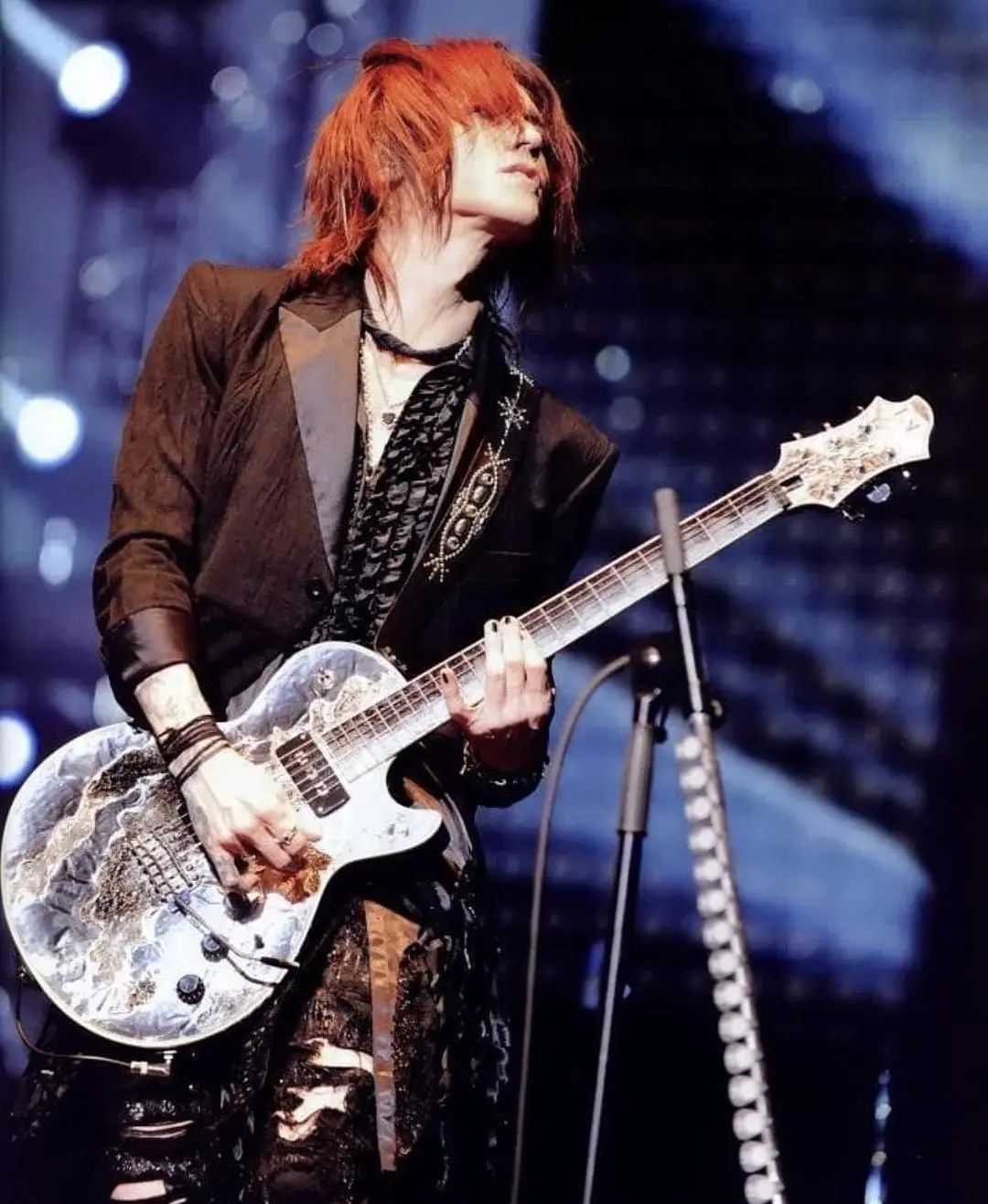 有「日本鼓王」之称的鼓手funky末吉觉也在《乜q报章》中贡献了精彩的