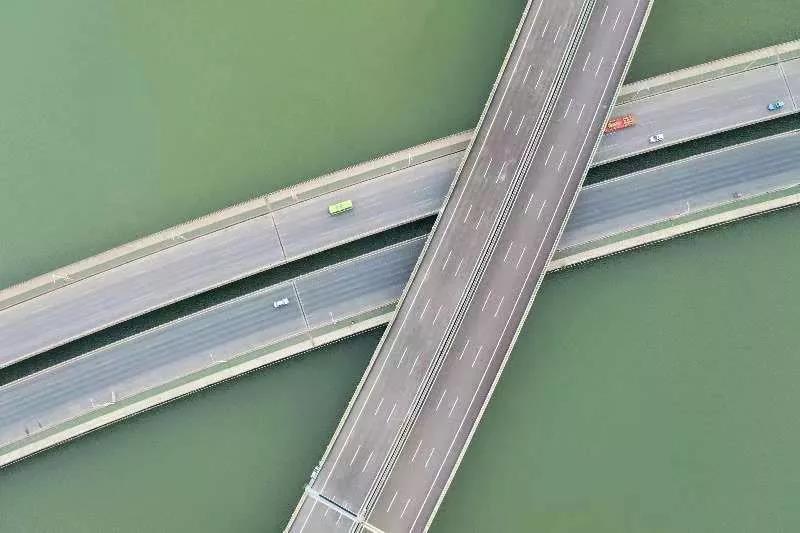 鄂咸高速通车后,与黄鄂高速,武汉城市圈外环高速形成一条新的鄂东地区