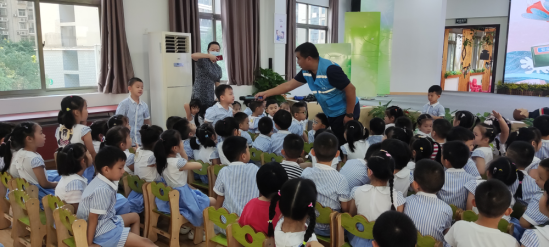 課堂結束之際,郝老師與幸福幼兒園的孩子共同約定