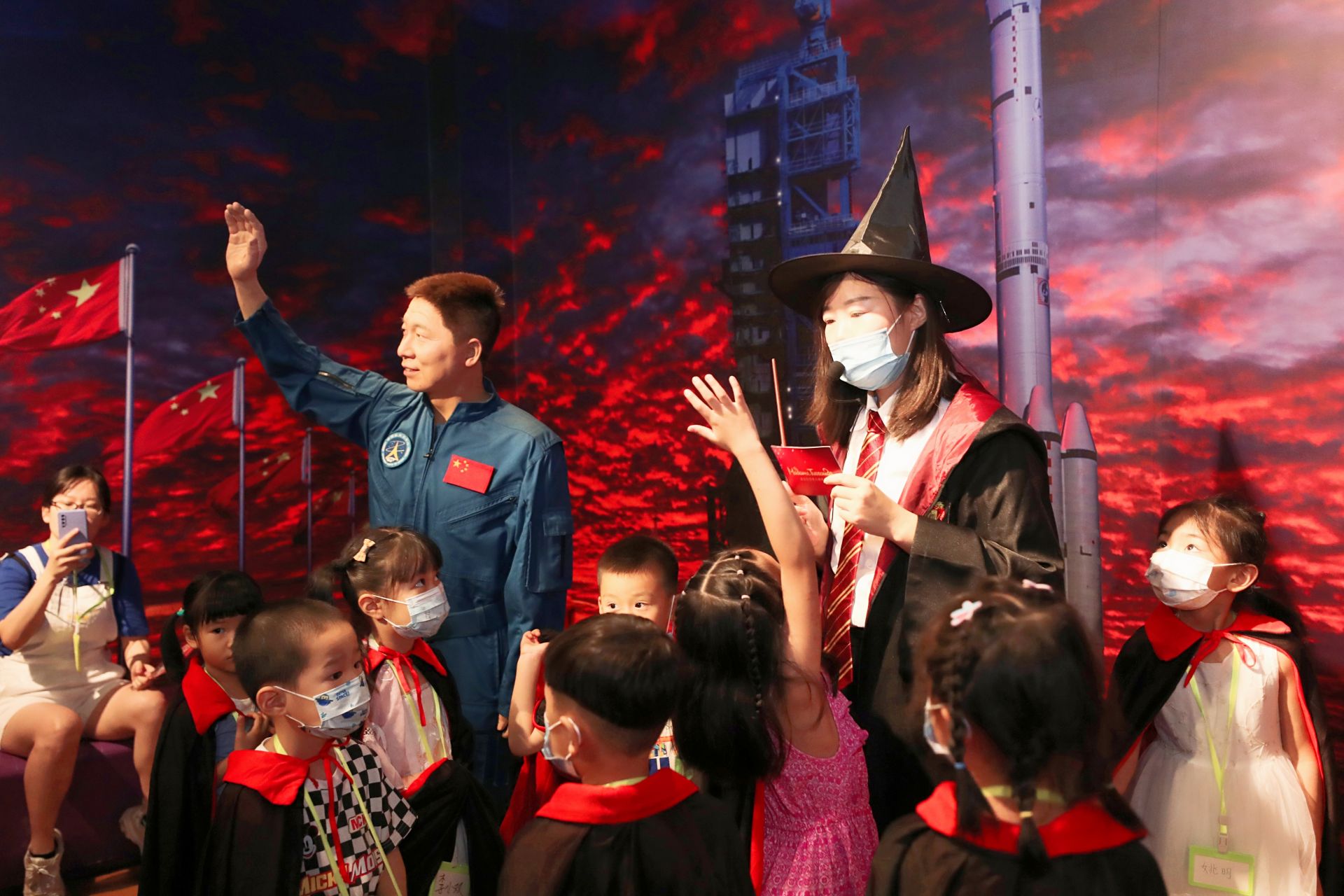 感受榜样力量点亮明日之星杜莎名人魔法课堂开课啦