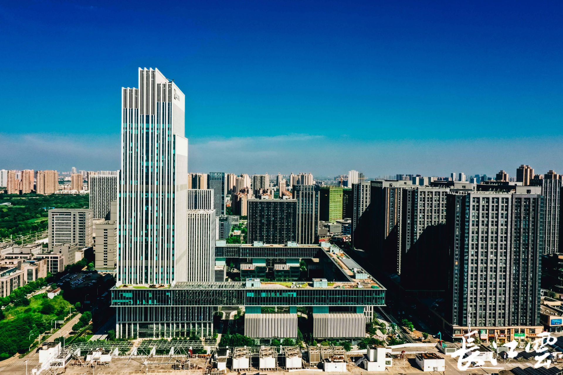 首批22家企业入驻武汉经开总部经济产业园正式开园