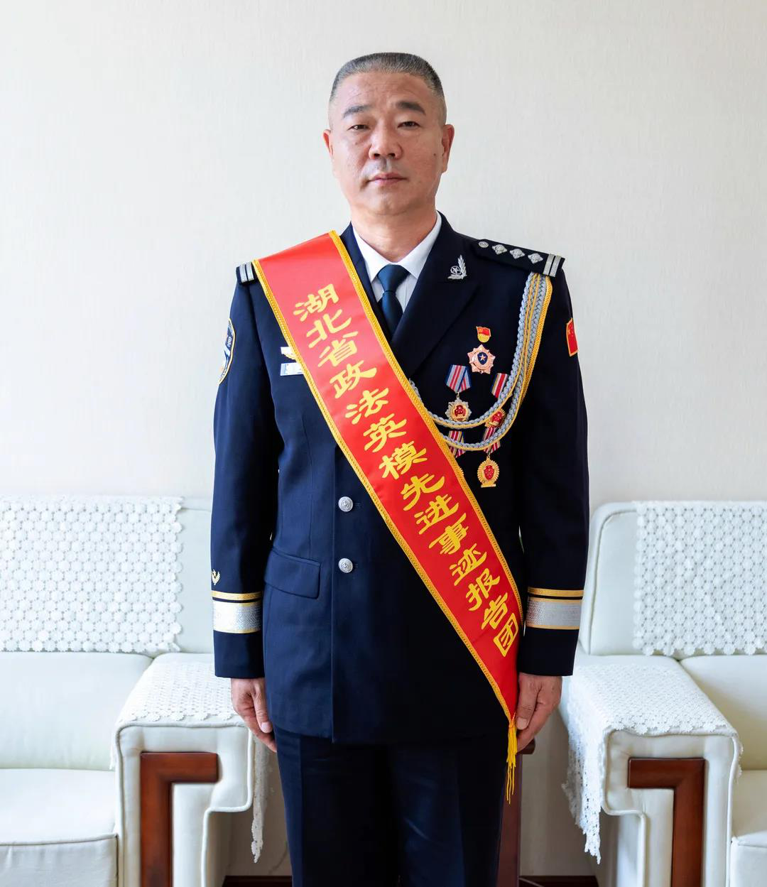 湖北政法英模事迹展播 沈胜文:当好社区"沈当家" 甘做群众"贴心人"