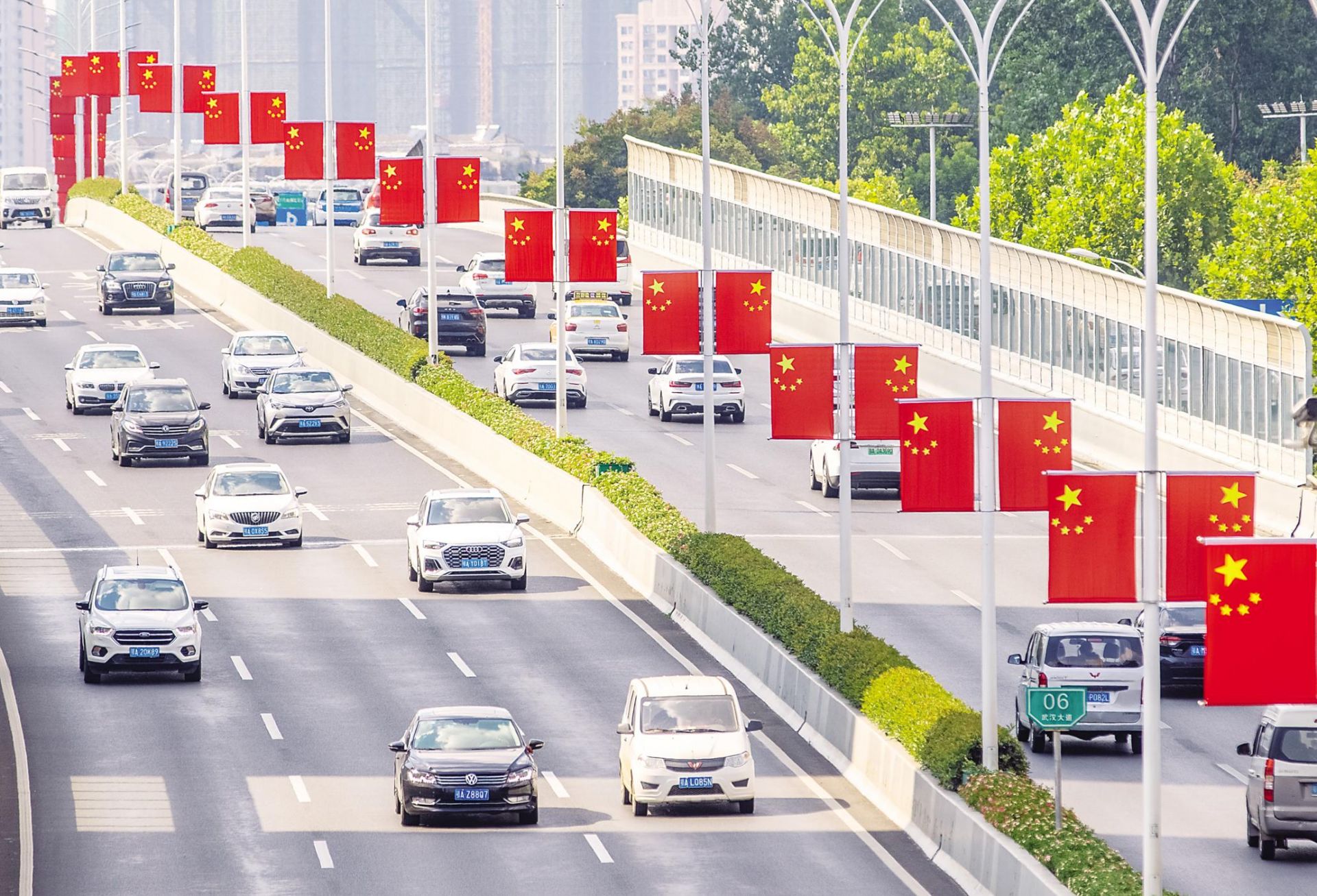 临近国庆节,武汉城区各条主干道和桥梁的路灯杆上开始悬挂国旗,4万面