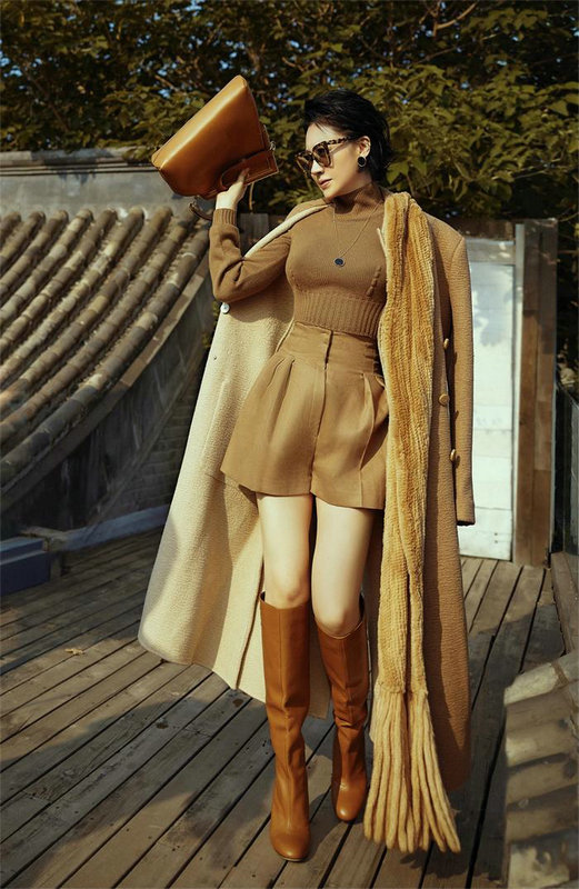 许晴屋顶拍枫叶系质感写真披大衣着长靴秀美腿身材超a