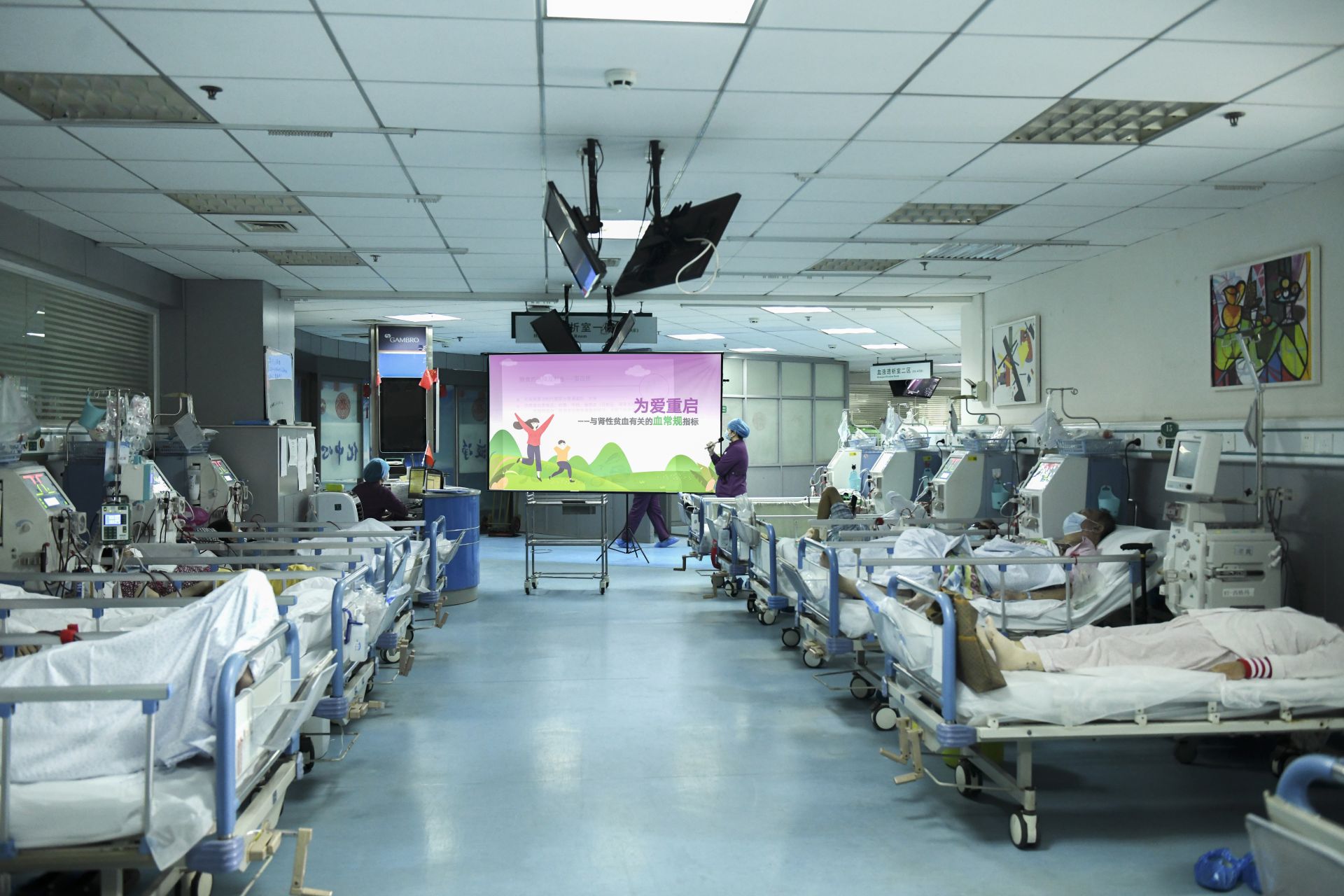 看着"电影"做透析 武汉大学人民医院肾内科为透析患友打造"病床旁的