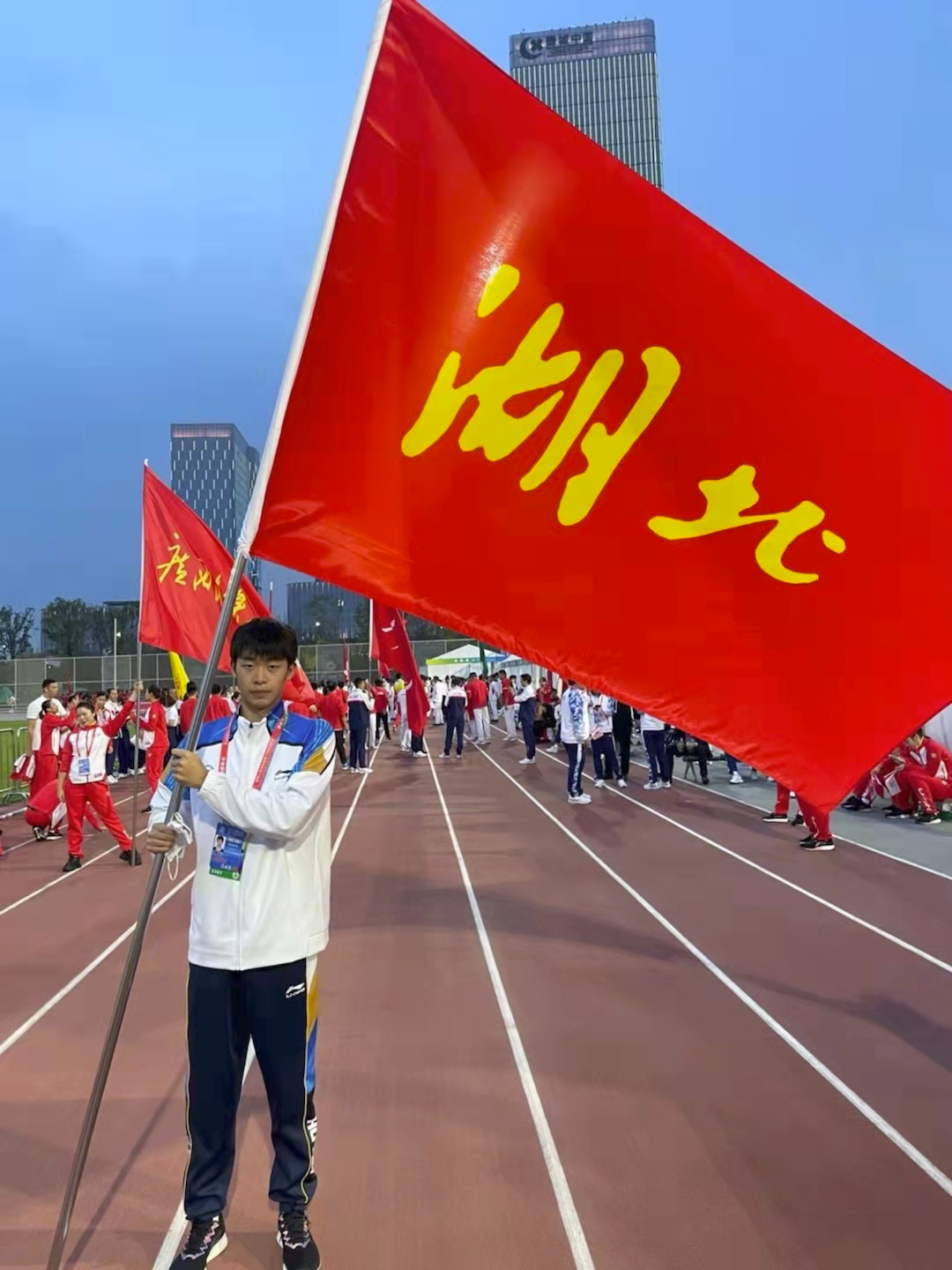 湖北代表团游泳运动员张子扬担任开幕式旗手,领衔湖北代表团第18个