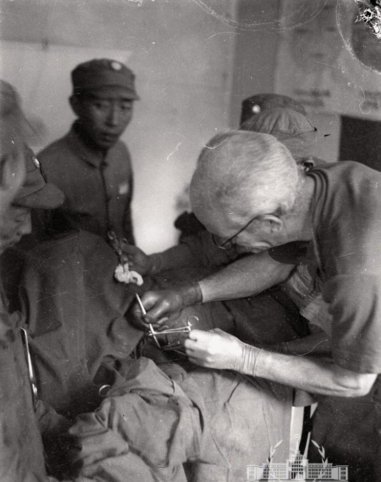 1938年5月,白求恩到达五台山, 在缺少医疗条件的晋察冀边区实施医护