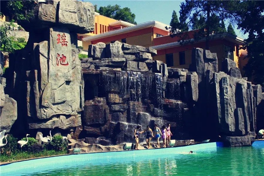 楚天瑶池温泉度假村坐落在咸宁市城区,淦水河畔.