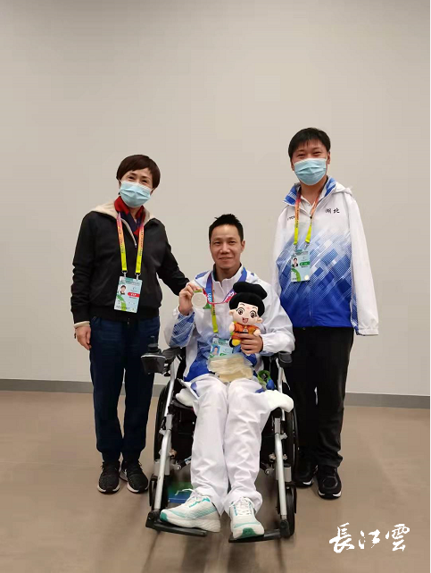 夏亚灵看望我省残疾人游泳运动员