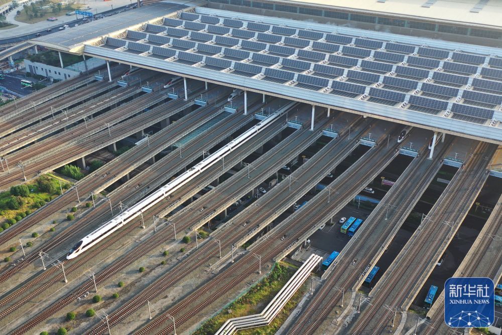 10月10日,动车组列车从南京南站驶出(无人机照片).