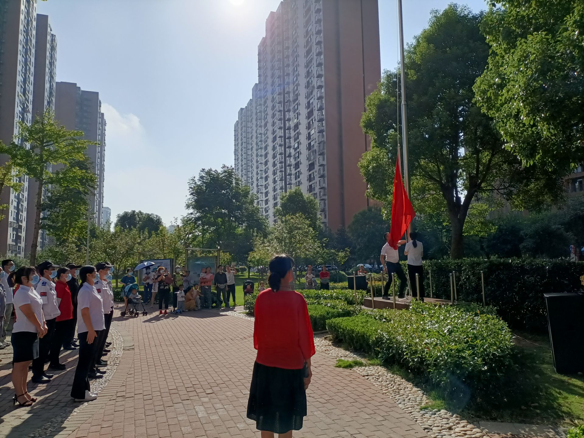 庆国庆唱国歌省农科院社区开展升国旗仪式