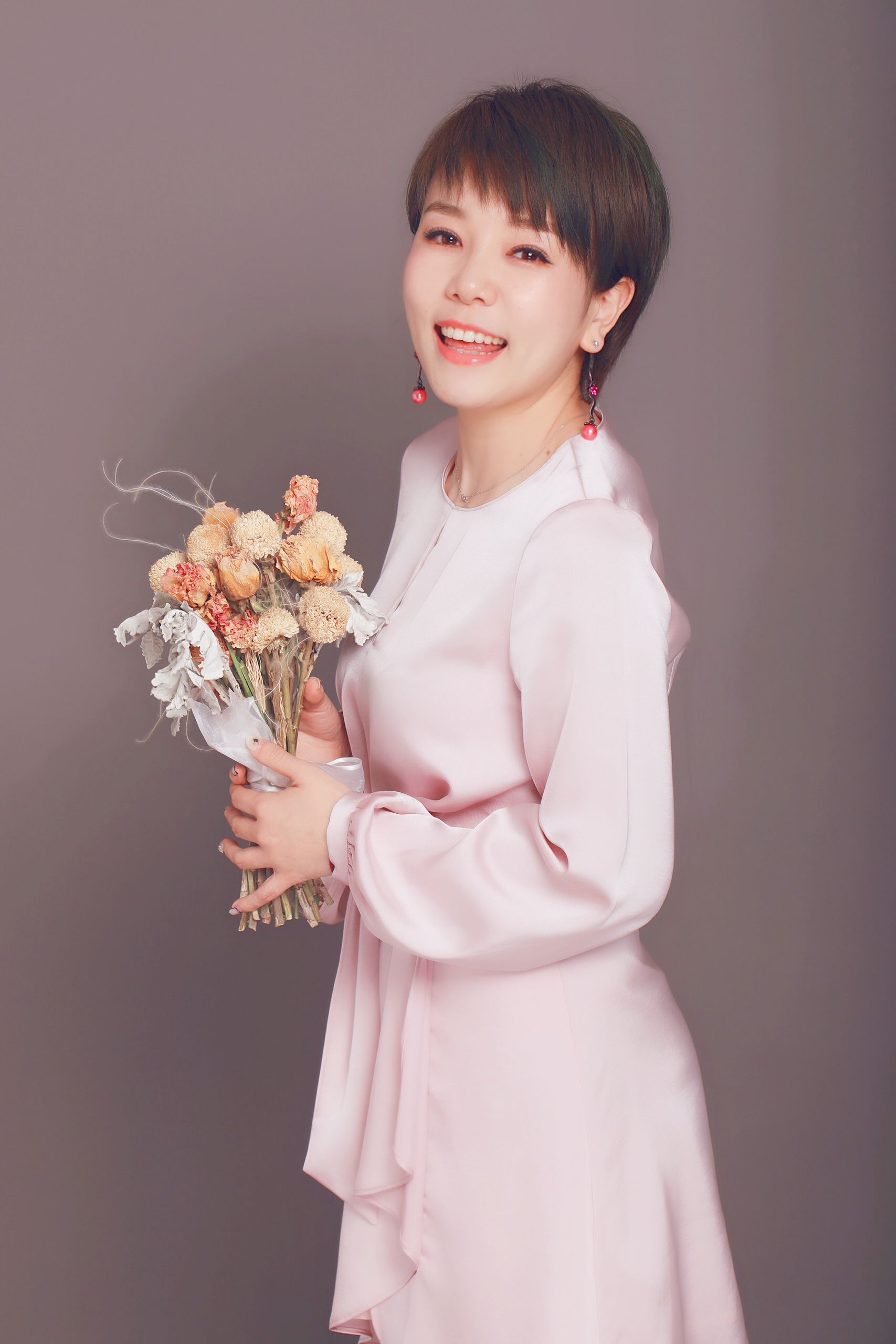 湖北教育频道《开口说话》主持人胡华长江云老友直播,在愉快的氛围中