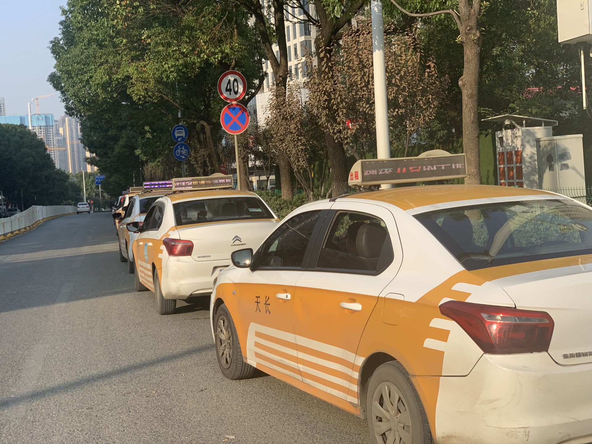 武汉部分加气站气源紧张出租车排长队加气