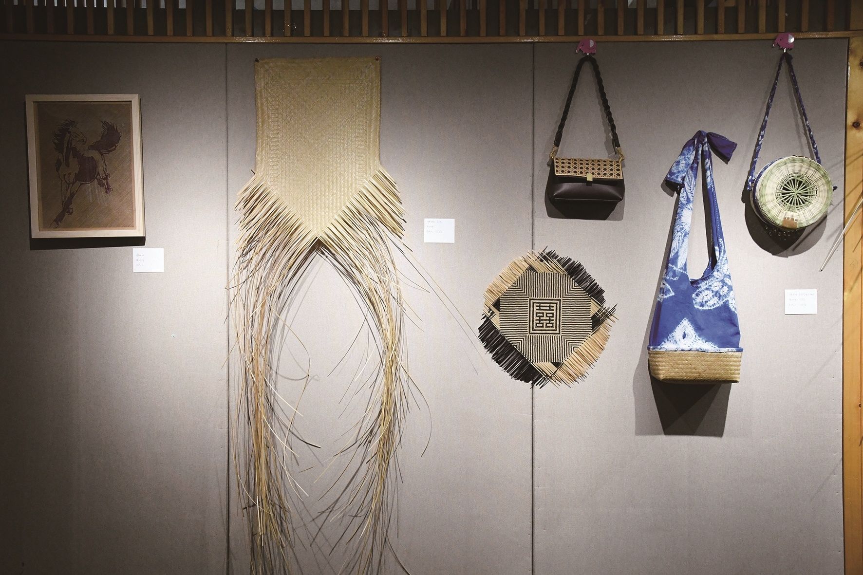 武汉理工大学艺术与设计学院展厅十分热闹,近百件竹编作品亮相展馆