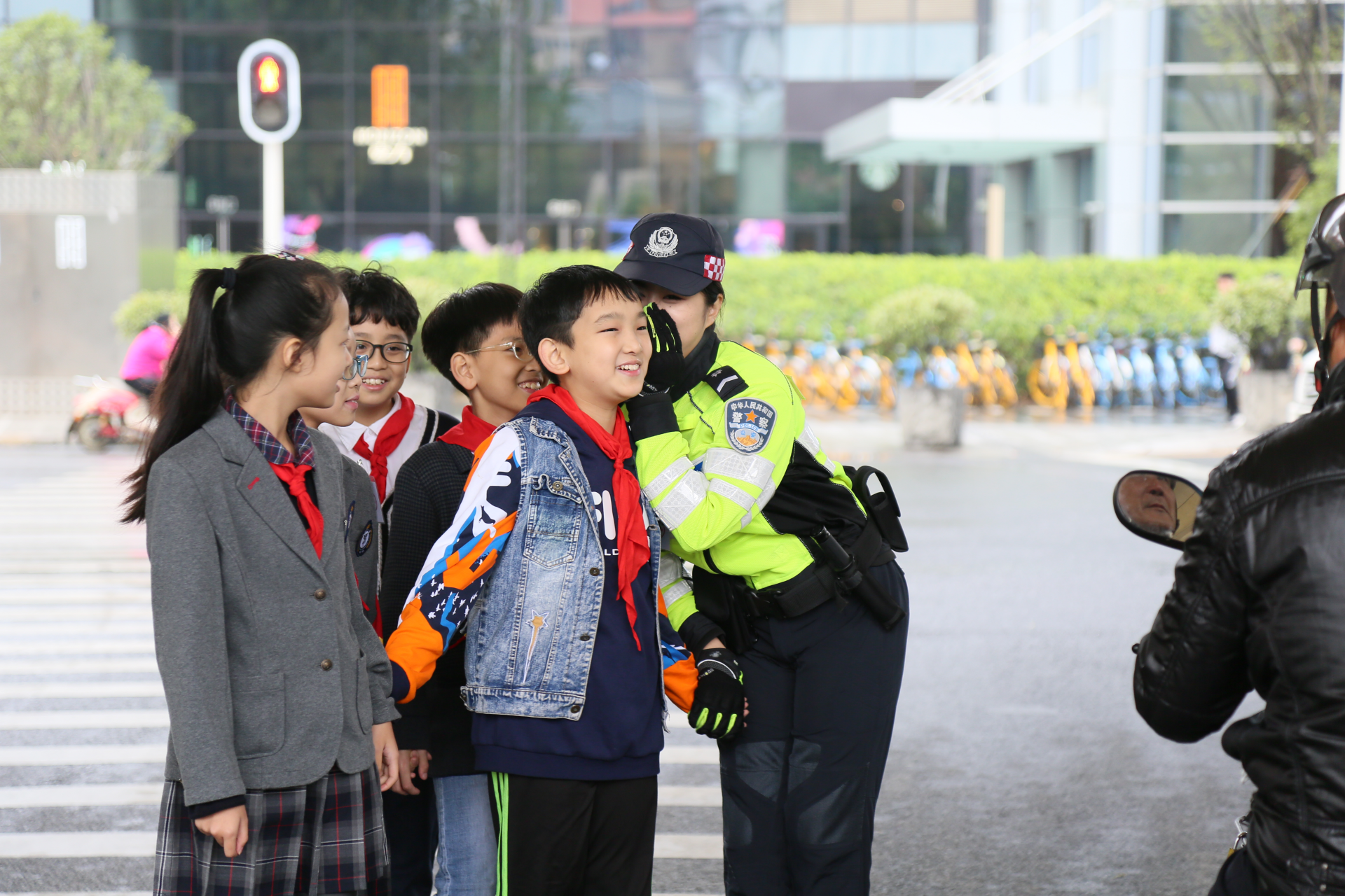 武汉江岸交警进校园用悄悄话传递交通安全知识