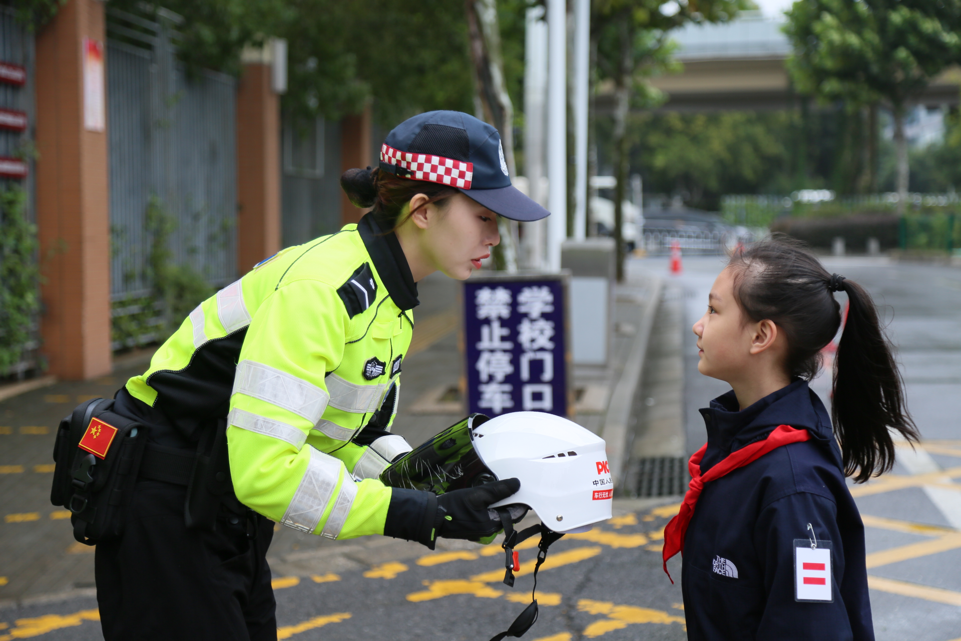 武汉江岸交警进校园用悄悄话传递交通安全知识