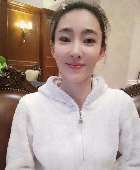 王丽坤素颜出镜状态好 对镜甜笑被赞清纯可爱