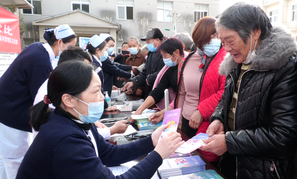 来自县人民医院的医护人员还为