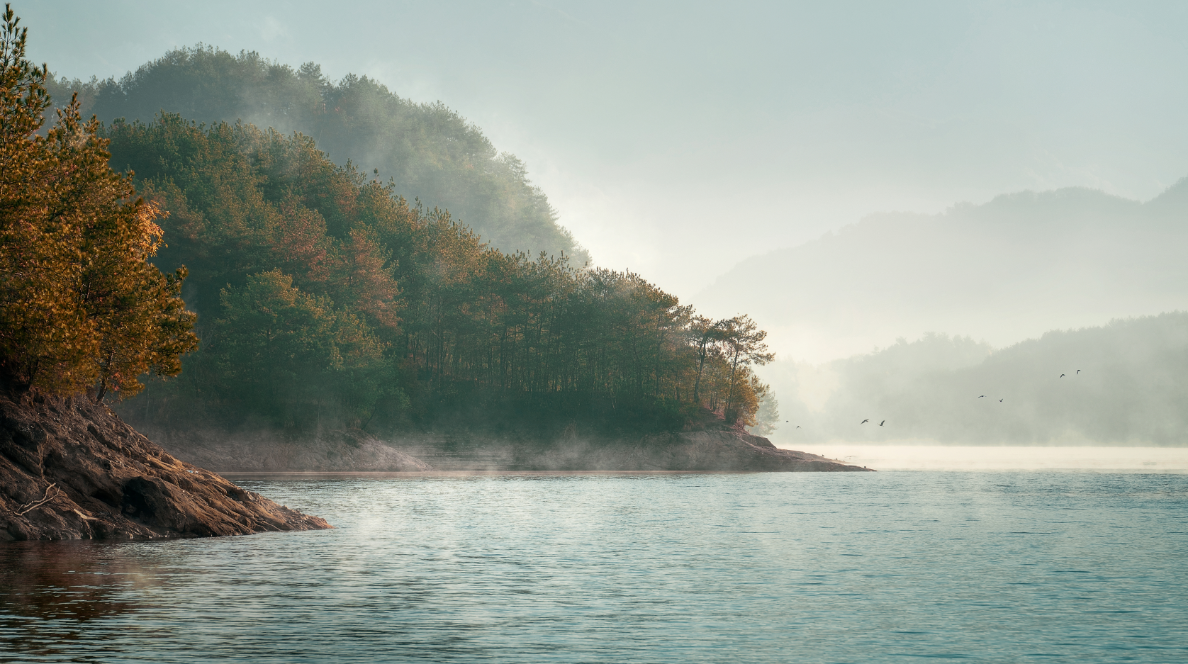 天堂湖风景区秋意未褪,秋色正浓,碧云天,黄叶地,万山红遍,层林尽染!