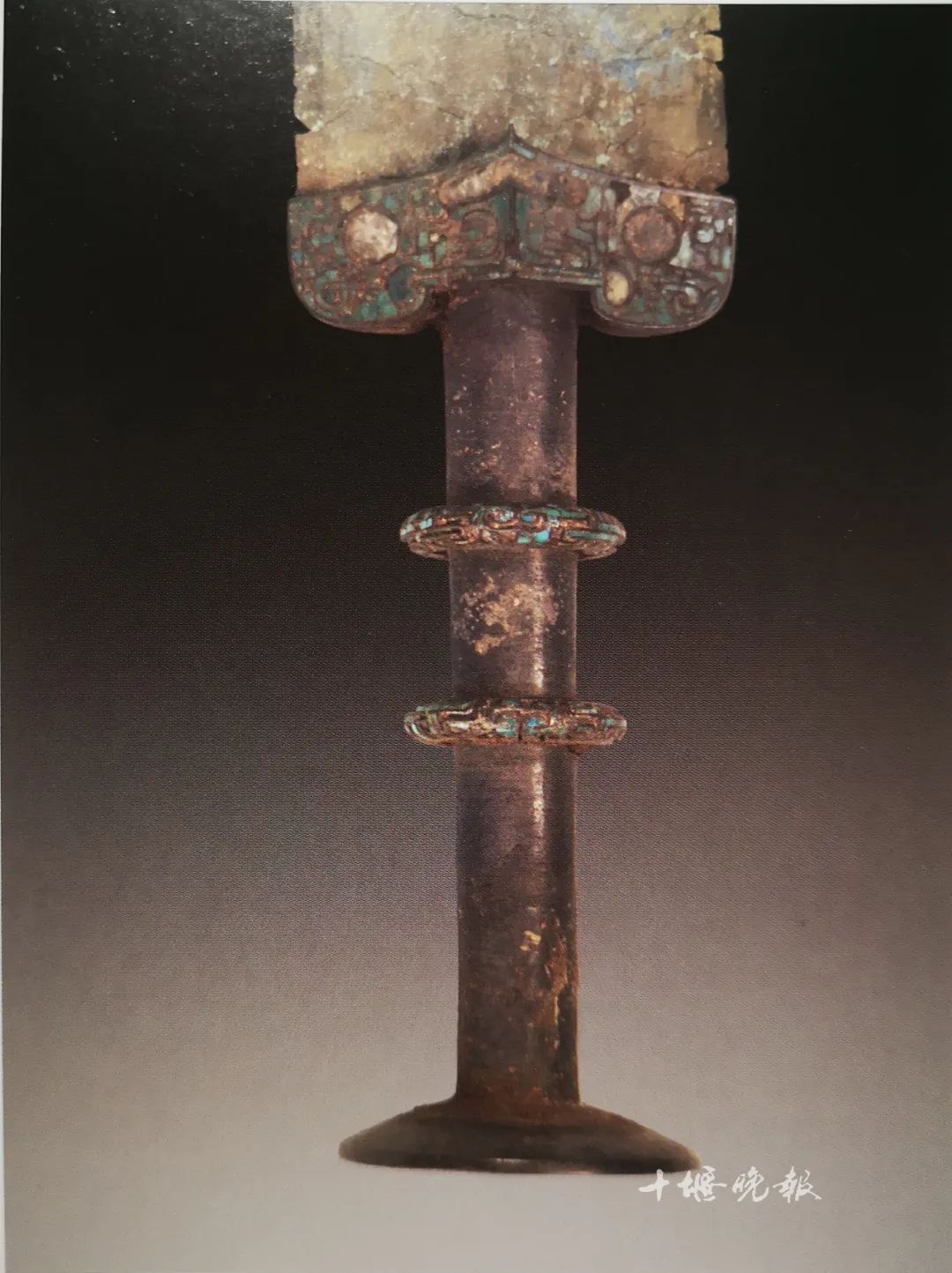 省文物管理委员会研究员孙启康得知丹江口出土了这柄神秘古剑,对古