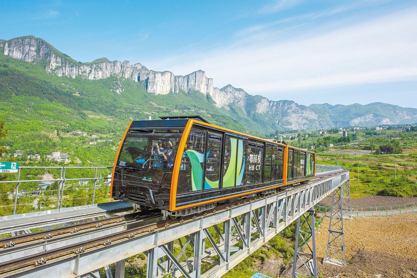 恩施大峡谷景区鄂旅投地面缆车.