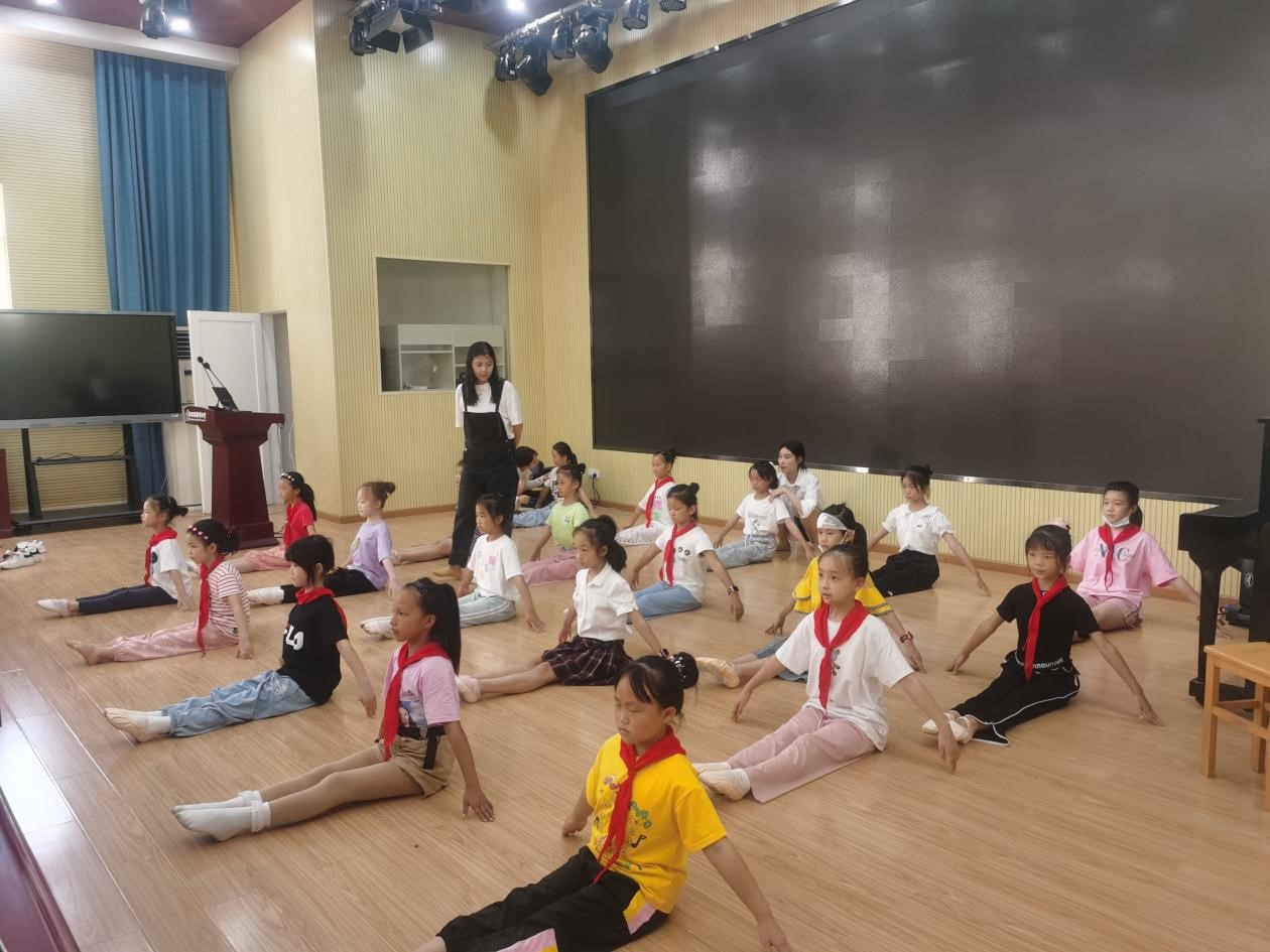 湖北教育新闻丨舞动绚丽风采展现民间艺术武汉经济技术开发区薛峰小学